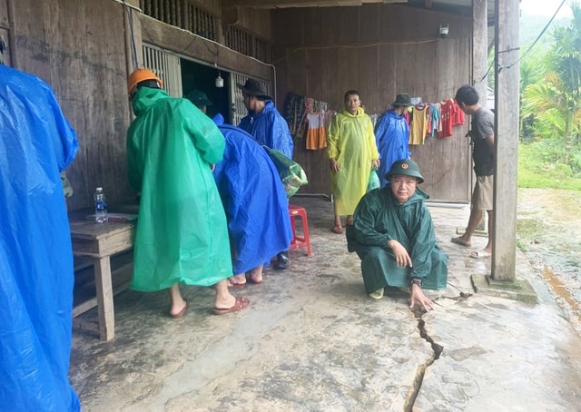 Đà Nẵng: Xuất hiện vết nứt 300 mét trên núi, xuyên qua nhà dân- Ảnh 1.