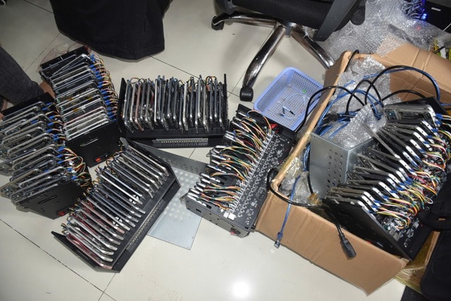 Đột kích trụ sở 'nuôi' 2.000 điện thoại phục vụ lừa đảo qua mạng- Ảnh 2. Đột kích trụ sở 'nuôi' 2.000 điện thoại phục vụ lừa đảo qua mạng- Ảnh 2.