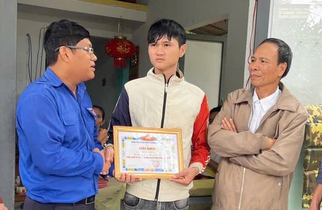 Tặng giấy khen cho chàng trai đu dây xuống dòng lũ dữ cứu người- Ảnh 1.