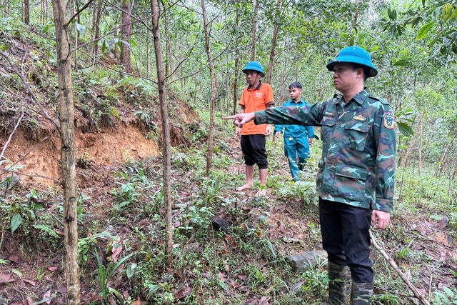 Đà Nẵng: Xuất hiện vết nứt 300 mét trên núi, xuyên qua nhà dân- Ảnh 2.