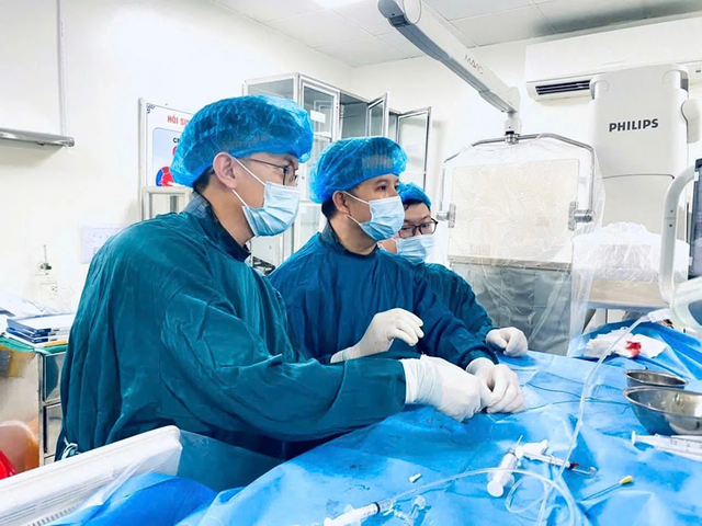 Cứu sống bệnh nhân nguy kịch vì thường xuyên ho ra máu- Ảnh 1.