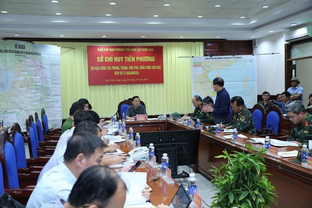 Di dời triệt để người dân ở nhà cấp 4 không an toàn, ven biển để ứng phó với bão số 13- Ảnh 1. Di dời triệt để người dân ở nhà cấp 4 không an toàn, ven biển để ứng phó với bão số 13- Ảnh 1.