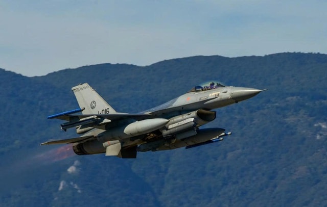 Quốc gia NATO mua 18 máy bay tiêm kích F-16 với giá chỉ 1 euro- Ảnh 1. Quốc gia NATO mua 18 máy bay tiêm kích F-16 với giá chỉ 1 euro- Ảnh 1.