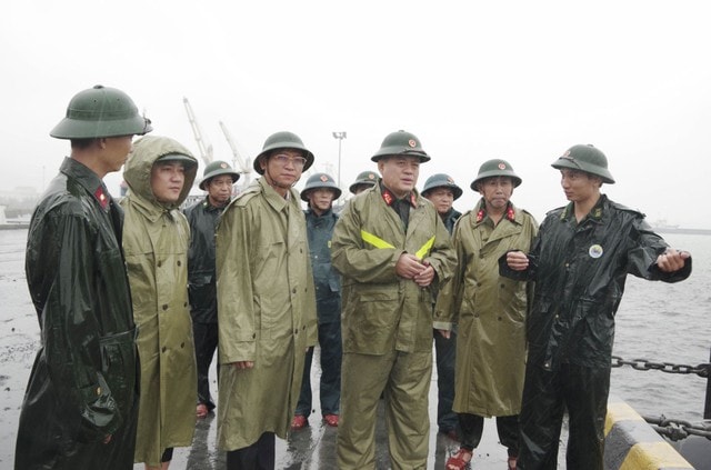 Huế cho học sinh nghỉ học, di dời nhiều hộ dân ứng phó bão số 13- Ảnh 1. Huế cho học sinh nghỉ học, di dời nhiều hộ dân ứng phó bão số 13- Ảnh 1.