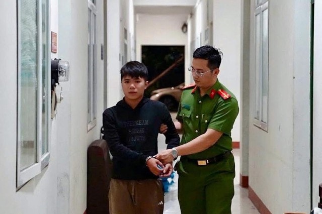 Xông vào cửa hàng, dùng dao uy hiếp phụ nữ để cướp máy tính- Ảnh 1. Xông vào cửa hàng, dùng dao uy hiếp phụ nữ để cướp máy tính- Ảnh 1.