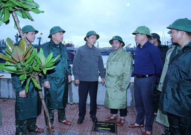 Di dời triệt để người dân ở nhà cấp 4 không an toàn, ven biển để ứng phó với bão số 13- Ảnh 2. Di dời triệt để người dân ở nhà cấp 4 không an toàn, ven biển để ứng phó với bão số 13- Ảnh 2.