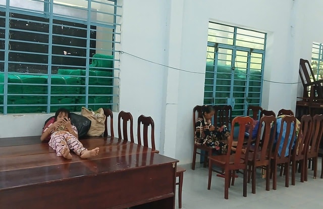 Khánh Hòa sơ tán người dân khỏi khu vực nguy cơ sạt lở để phòng tránh bão Kalmaegi- Ảnh 1.