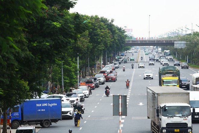 Dừng đỗ sai quy định quanh sân bay, nhiều tài xế ô tô bị xử phạt- Ảnh 2. Dừng đỗ sai quy định quanh sân bay, nhiều tài xế ô tô bị xử phạt- Ảnh 2.