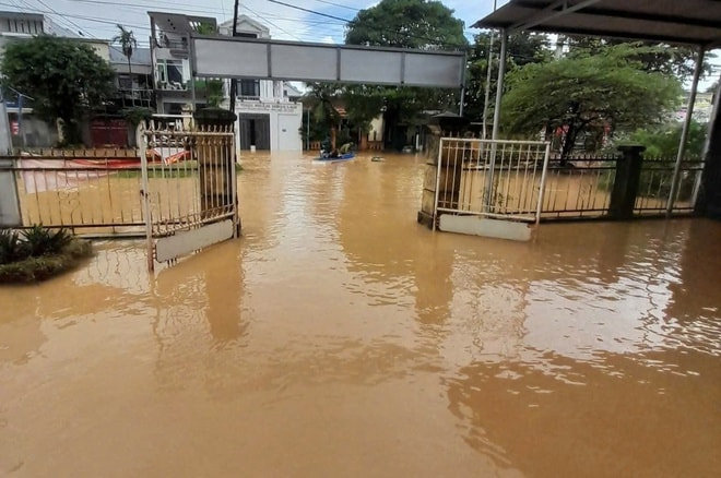 Trong mưa lũ, trạm y tế ở Huế vẫn bám trụ, chăm sóc sức khỏe nhân dân- Ảnh 2.