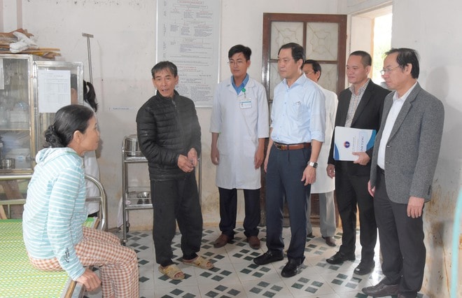 Trong mưa lũ, trạm y tế ở Huế vẫn bám trụ, chăm sóc sức khỏe nhân dân- Ảnh 3.