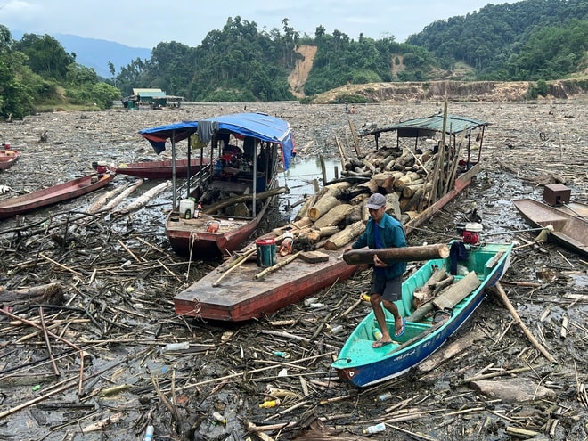 Nghệ An: Gỗ, rác phủ khắp mặt hồ thủy điện- Ảnh 8.