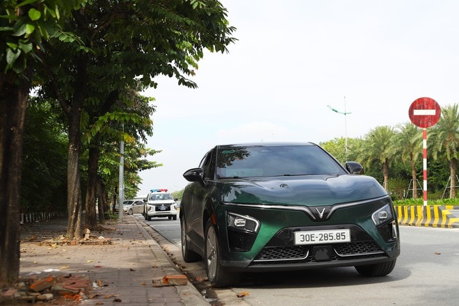 Dừng đỗ sai quy định quanh sân bay, nhiều tài xế ô tô bị xử phạt- Ảnh 5. Dừng đỗ sai quy định quanh sân bay, nhiều tài xế ô tô bị xử phạt- Ảnh 5.