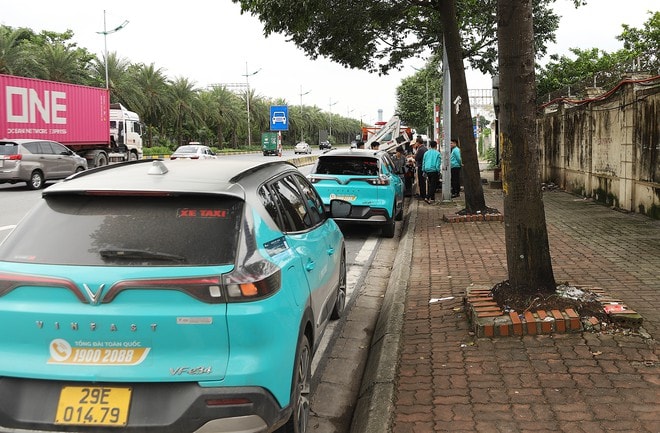 Dừng đỗ sai quy định quanh sân bay, nhiều tài xế ô tô bị xử phạt- Ảnh 4. Dừng đỗ sai quy định quanh sân bay, nhiều tài xế ô tô bị xử phạt- Ảnh 4.