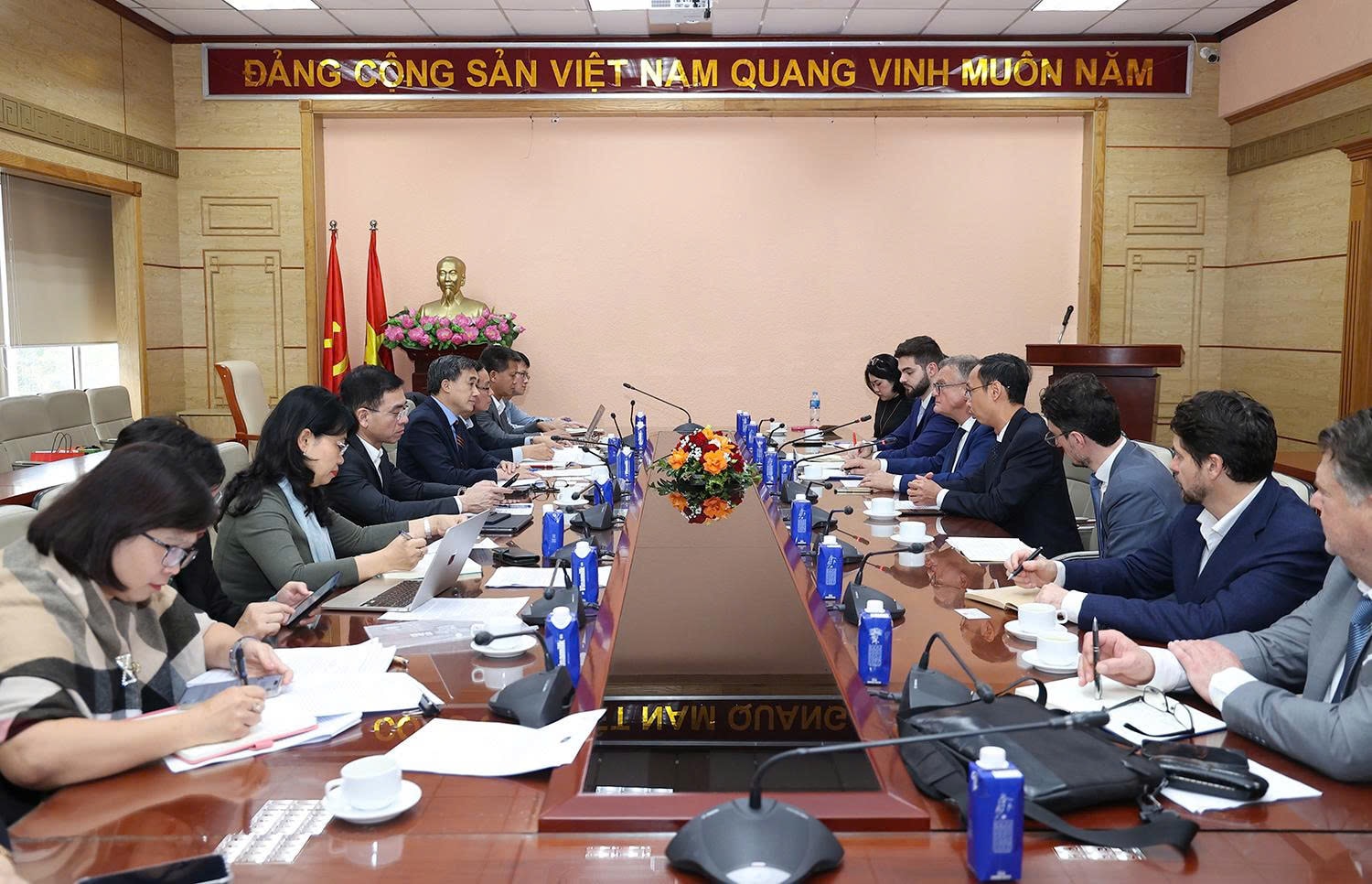 Thứ trưởng Trần Văn Thuấn làm việc với đoàn công tác Bộ Châu Âu và Ngoại giao Pháp- Ảnh 6. Thứ trưởng Trần Văn Thuấn làm việc với đoàn công tác Bộ Châu Âu và Ngoại giao Pháp- Ảnh 6.