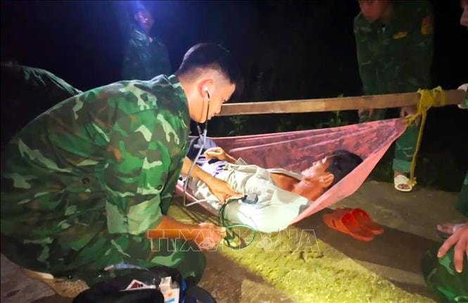 Kịp thời hỗ trợ người dân bị bệnh nặng vào bờ cấp cứu- Ảnh 1. Kịp thời hỗ trợ người dân bị bệnh nặng vào bờ cấp cứu- Ảnh 1.