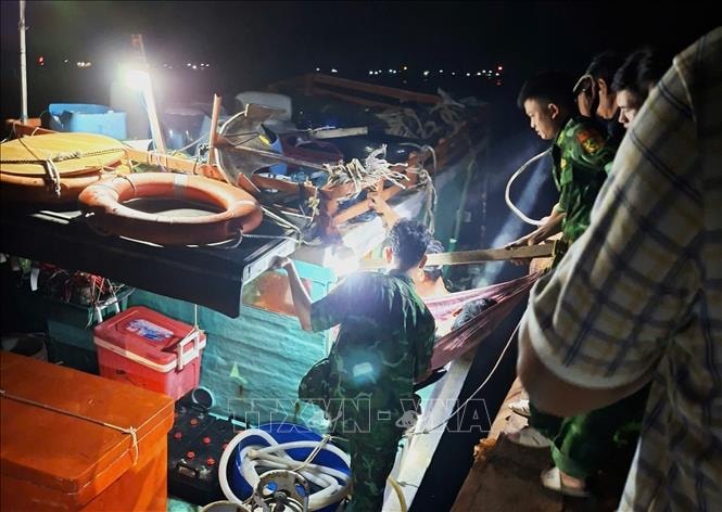 Kịp thời hỗ trợ người dân bị bệnh nặng vào bờ cấp cứu- Ảnh 2. Kịp thời hỗ trợ người dân bị bệnh nặng vào bờ cấp cứu- Ảnh 2.