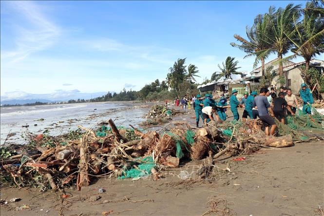 Hàng chục nghìn cán bộ, chiến sĩ hỗ trợ nhân dân khắc phục hậu quả mưa bão- Ảnh 1.