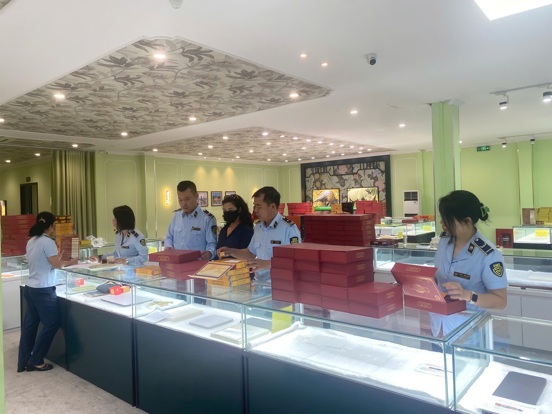 Bắt giữ số lượng lớn hàng giả, thực phẩm chức năng trị giá hàng tỷ đồng- Ảnh 1. Bắt giữ số lượng lớn hàng giả, thực phẩm chức năng trị giá hàng tỷ đồng- Ảnh 1.