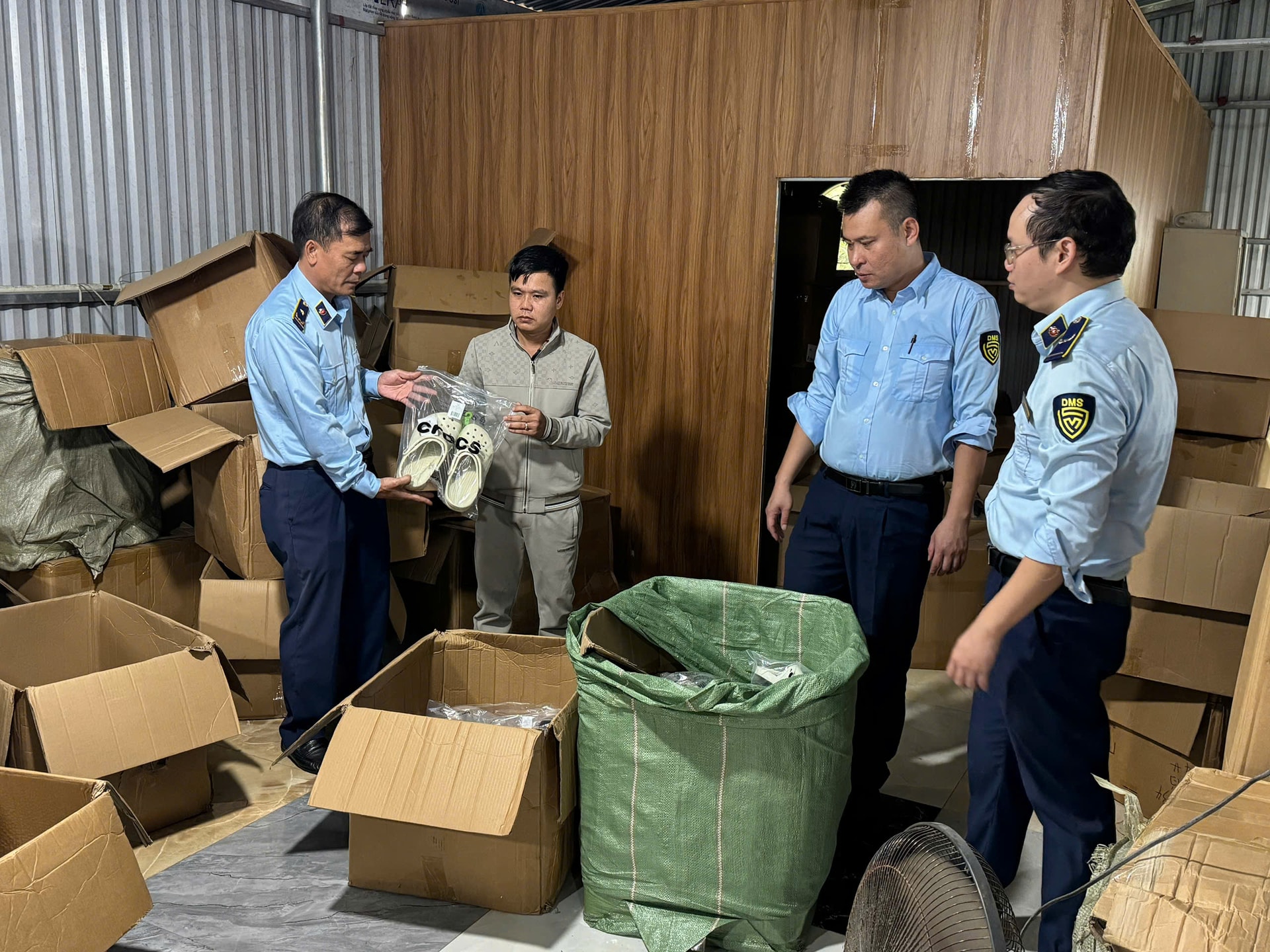 Bắt giữ số lượng lớn hàng giả, thực phẩm chức năng trị giá hàng tỷ đồng- Ảnh 2. Bắt giữ số lượng lớn hàng giả, thực phẩm chức năng trị giá hàng tỷ đồng- Ảnh 2.