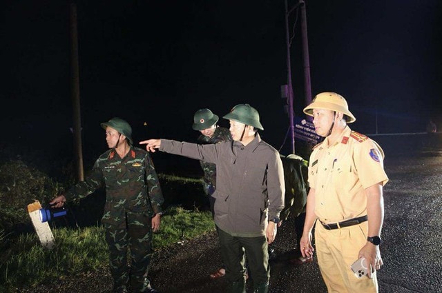 Phó Thủ tướng kiểm tra, nắm bắt tình hình thiệt hại sau khi bão số 13 đổ bộ- Ảnh 1.