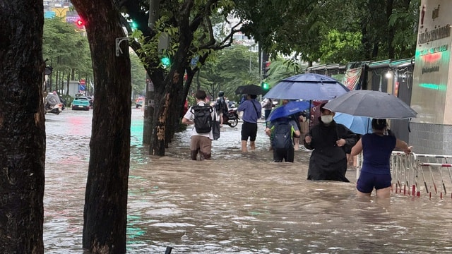 Bão số 13 suy yếu thành vùng áp thấp, miền Trung hứng mưa lớn- Ảnh 2.