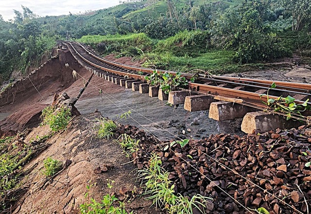 Bão số 13 cuốn trôi nền đường sắt, nhiều đoàn tàu dừng chờ và hủy chuyến- Ảnh 2.