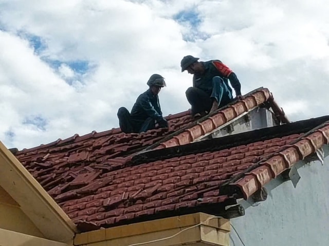 Đà Nẵng: 77 ngôi nhà bị tốc mái, cây xanh gãy đổ do bão số 13- Ảnh 2. Đà Nẵng: 77 ngôi nhà bị tốc mái, cây xanh gãy đổ do bão số 13- Ảnh 2.