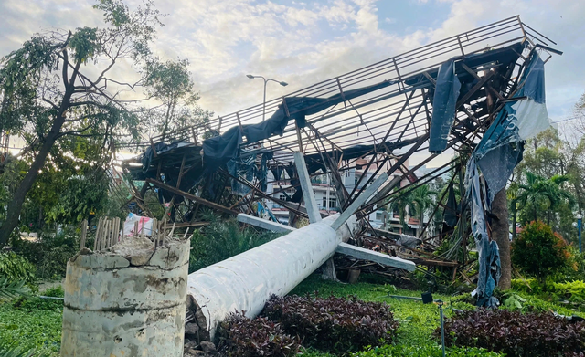 Quy Nhơn tan hoang sau bão số 13: Trụ đèn gãy đổ cả loạt, nhiều ngôi nhà tốc mái- Ảnh 6. Quy Nhơn tan hoang sau bão số 13: Trụ đèn gãy đổ cả loạt, nhiều ngôi nhà tốc mái- Ảnh 6.