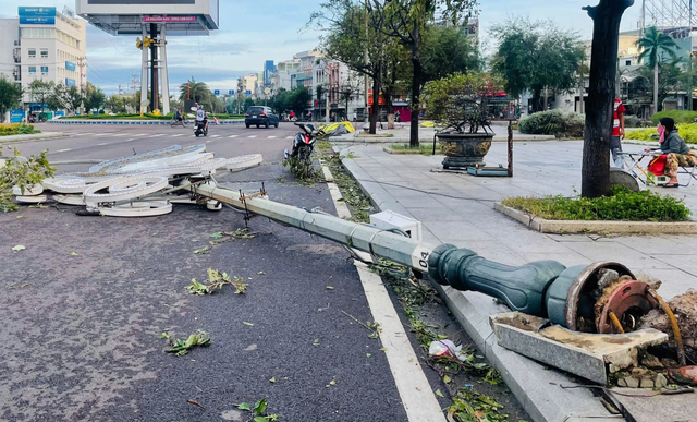 Quy Nhơn tan hoang sau bão số 13: Trụ đèn gãy đổ cả loạt, nhiều ngôi nhà tốc mái- Ảnh 10. Quy Nhơn tan hoang sau bão số 13: Trụ đèn gãy đổ cả loạt, nhiều ngôi nhà tốc mái- Ảnh 10.