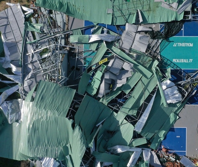 Quy Nhơn tan hoang sau bão số 13: Trụ đèn gãy đổ cả loạt, nhiều ngôi nhà tốc mái- Ảnh 8. Quy Nhơn tan hoang sau bão số 13: Trụ đèn gãy đổ cả loạt, nhiều ngôi nhà tốc mái- Ảnh 8.