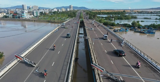 Quy Nhơn tan hoang sau bão số 13: Trụ đèn gãy đổ cả loạt, nhiều ngôi nhà tốc mái- Ảnh 9. Quy Nhơn tan hoang sau bão số 13: Trụ đèn gãy đổ cả loạt, nhiều ngôi nhà tốc mái- Ảnh 9.