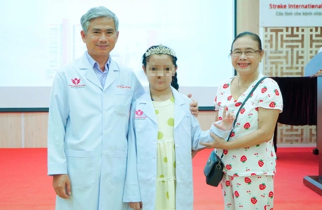 Cô bé 10 tuổi vượt qua 8 lần can thiệp mạch máu não, mơ ước khoác áo blouse trắng- Ảnh 2. Cô bé 10 tuổi vượt qua 8 lần can thiệp mạch máu não, mơ ước khoác áo blouse trắng- Ảnh 2.