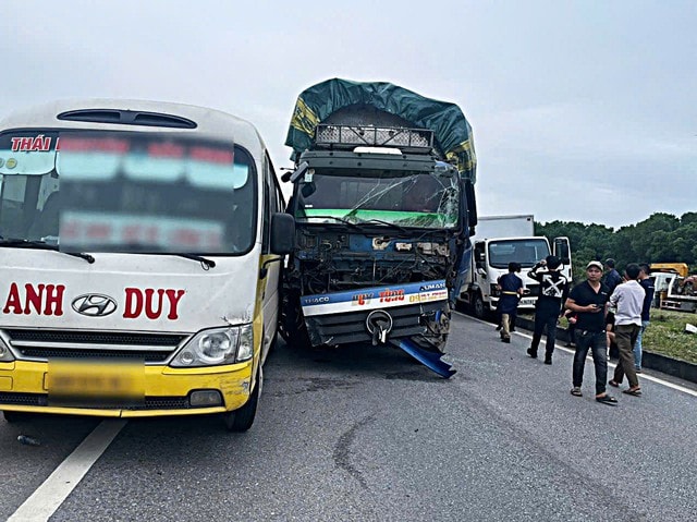 Va chạm liên hoàn 6 xe trên cao tốc, tài xế gây tai nạn rời khỏi hiện trường- Ảnh 2.