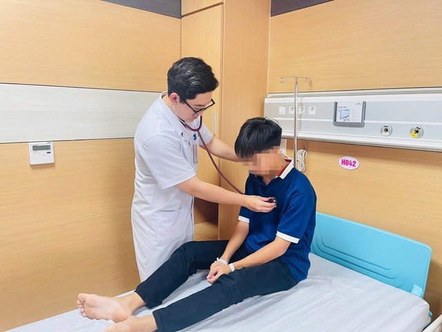 Cứu bé trai 13 tuổi bị lồng ruột nhờ loại bỏ polyp đại tràng lớn- Ảnh 4.