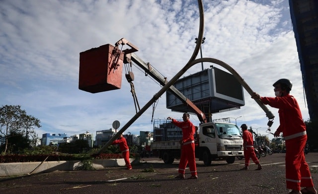 Quy Nhơn tan hoang sau bão số 13: Trụ đèn gãy đổ cả loạt, nhiều ngôi nhà tốc mái- Ảnh 11. Quy Nhơn tan hoang sau bão số 13: Trụ đèn gãy đổ cả loạt, nhiều ngôi nhà tốc mái- Ảnh 11.