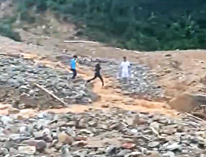 Bão số 13 chia cắt Trường Sơn Đông, xói mố cầu, nước ngập ngang người- Ảnh 2.