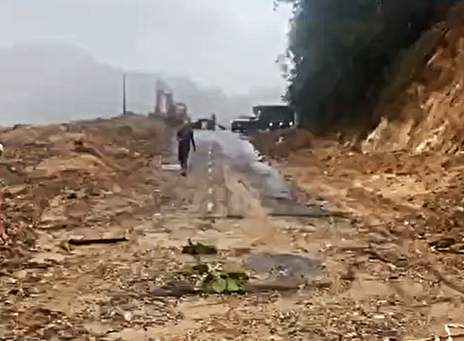 Bão số 13 chia cắt Trường Sơn Đông, xói mố cầu, nước ngập ngang người- Ảnh 3.