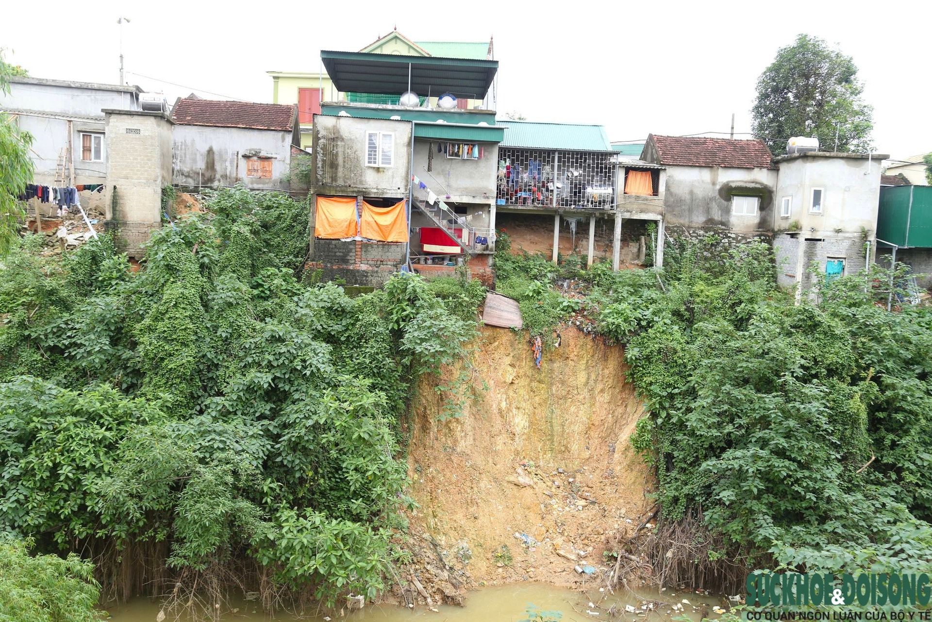 Sạt lở áp sát khu dân cư ở Nghệ An sau hai cơn bão lớn- Ảnh 1.