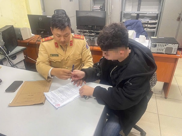 Dán sticker che biển số, thanh niên bị phạt 5 triệu đồng- Ảnh 2.