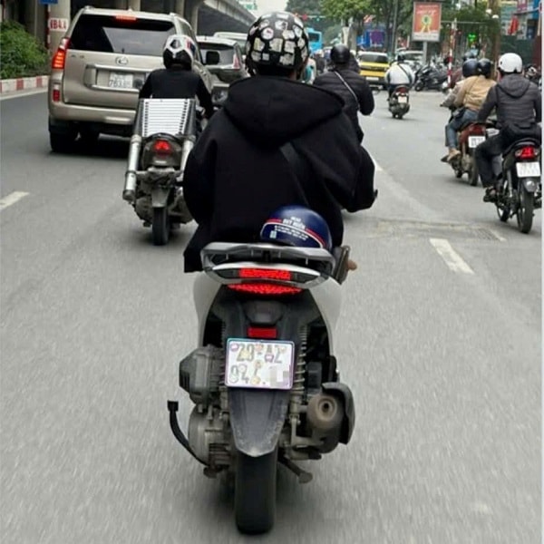 Dán sticker che biển số, thanh niên bị phạt 5 triệu đồng- Ảnh 1.