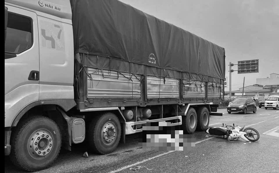 Hai cô gái tử vong sau va chạm ô tô tải- Ảnh 1.