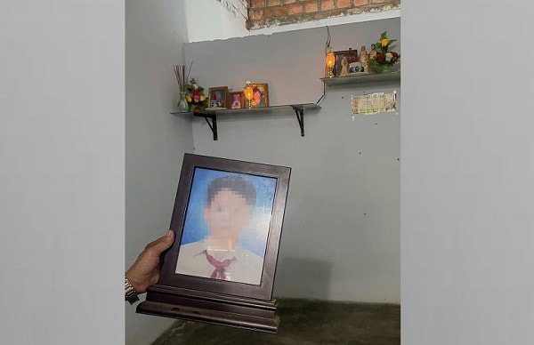 Gia đình lập bàn thờ vì tưởng đã chết, công an bất ngờ đưa thanh niên bị lừa sang Campuchia trở về- Ảnh 2.