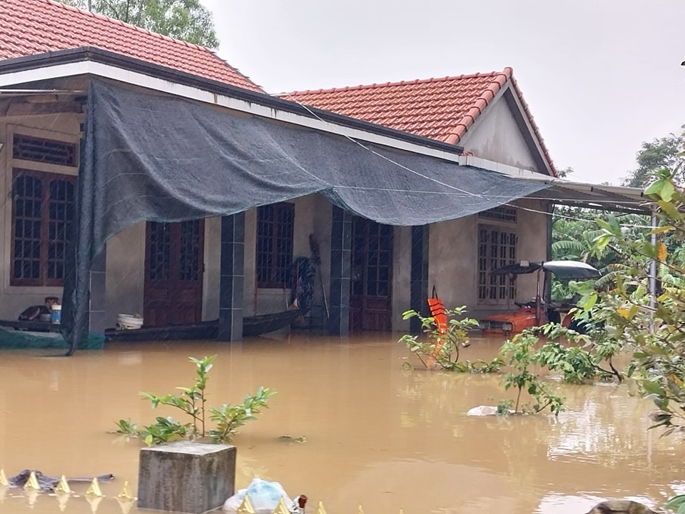 Nước bủa vây, người dân 'rốn lũ' ở Huế đi lại bằng ghe thuyền hơn 15 ngày- Ảnh 6.