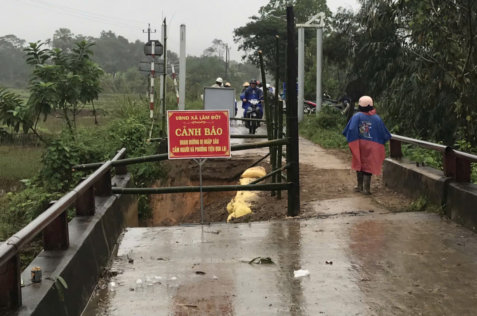 Mưa lũ làm sập mố cầu, công an xã hỗ trợ học sinh đến trường- Ảnh 6.