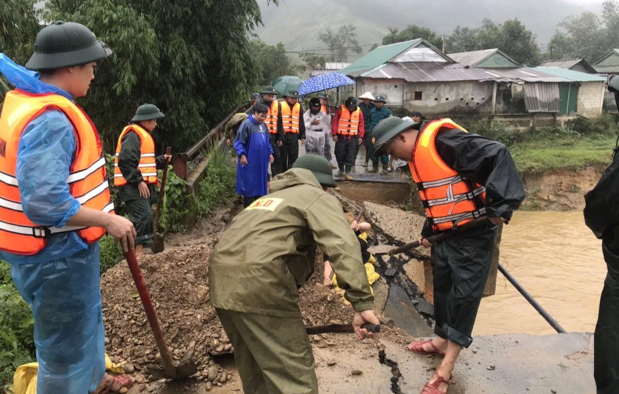 Mưa lũ làm sập mố cầu, công an xã hỗ trợ học sinh đến trường- Ảnh 2.