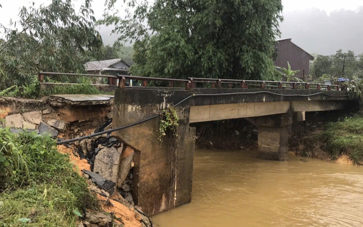 Mưa lũ làm sập mố cầu, công an xã hỗ trợ học sinh đến trường- Ảnh 1.