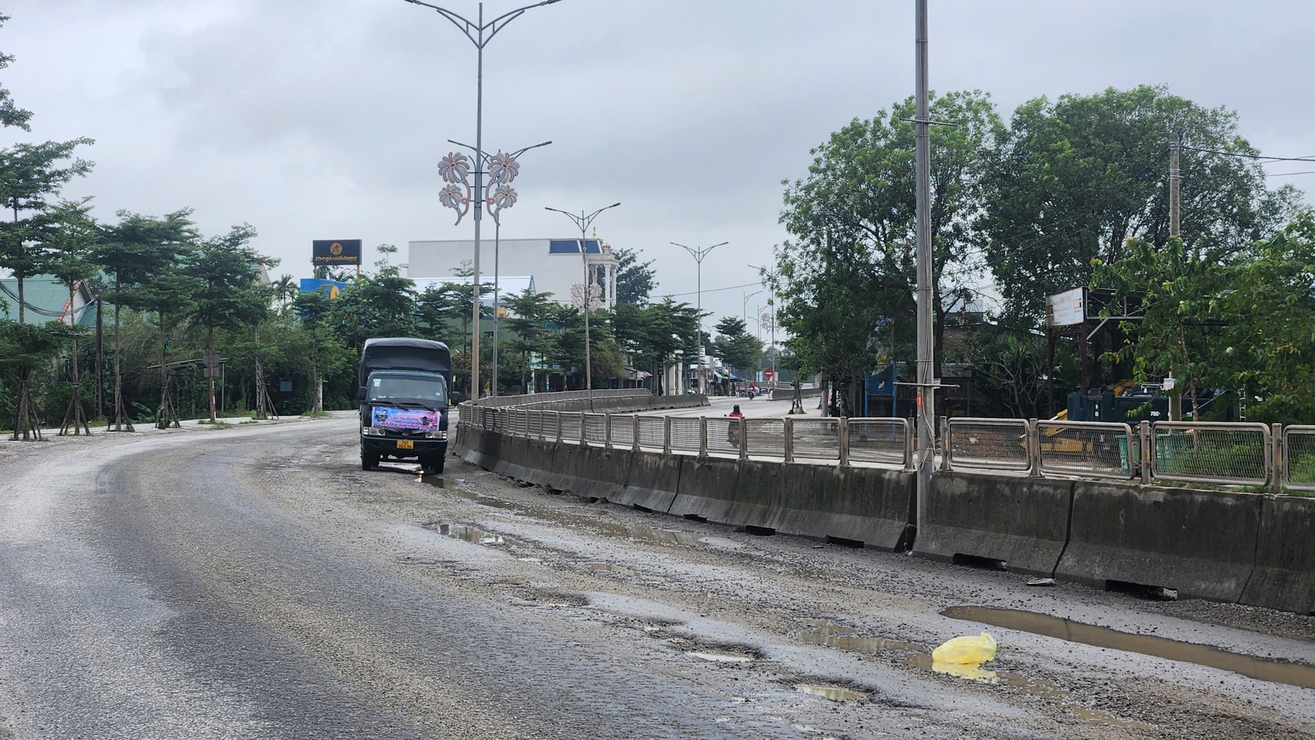 'Ổ gà, ổ voi' chi chít trên Quốc lộ 1 qua TP Huế sau mưa lũ - Ảnh 1.