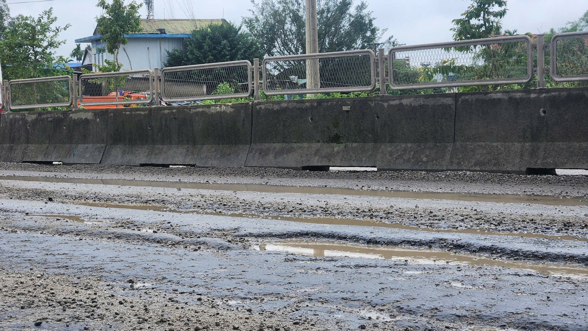 'Ổ gà, ổ voi' chi chít trên Quốc lộ 1 qua TP Huế sau mưa lũ - Ảnh 2.