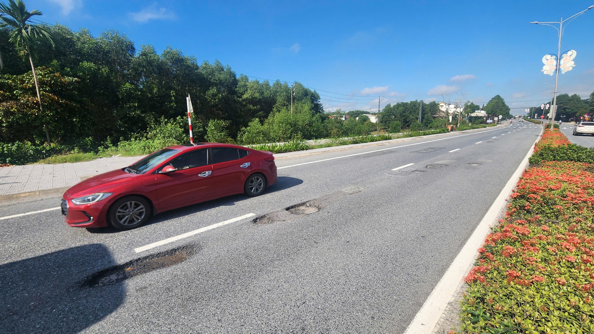 'Ổ gà, ổ voi' chi chít trên Quốc lộ 1 qua TP Huế sau mưa lũ - Ảnh 3.