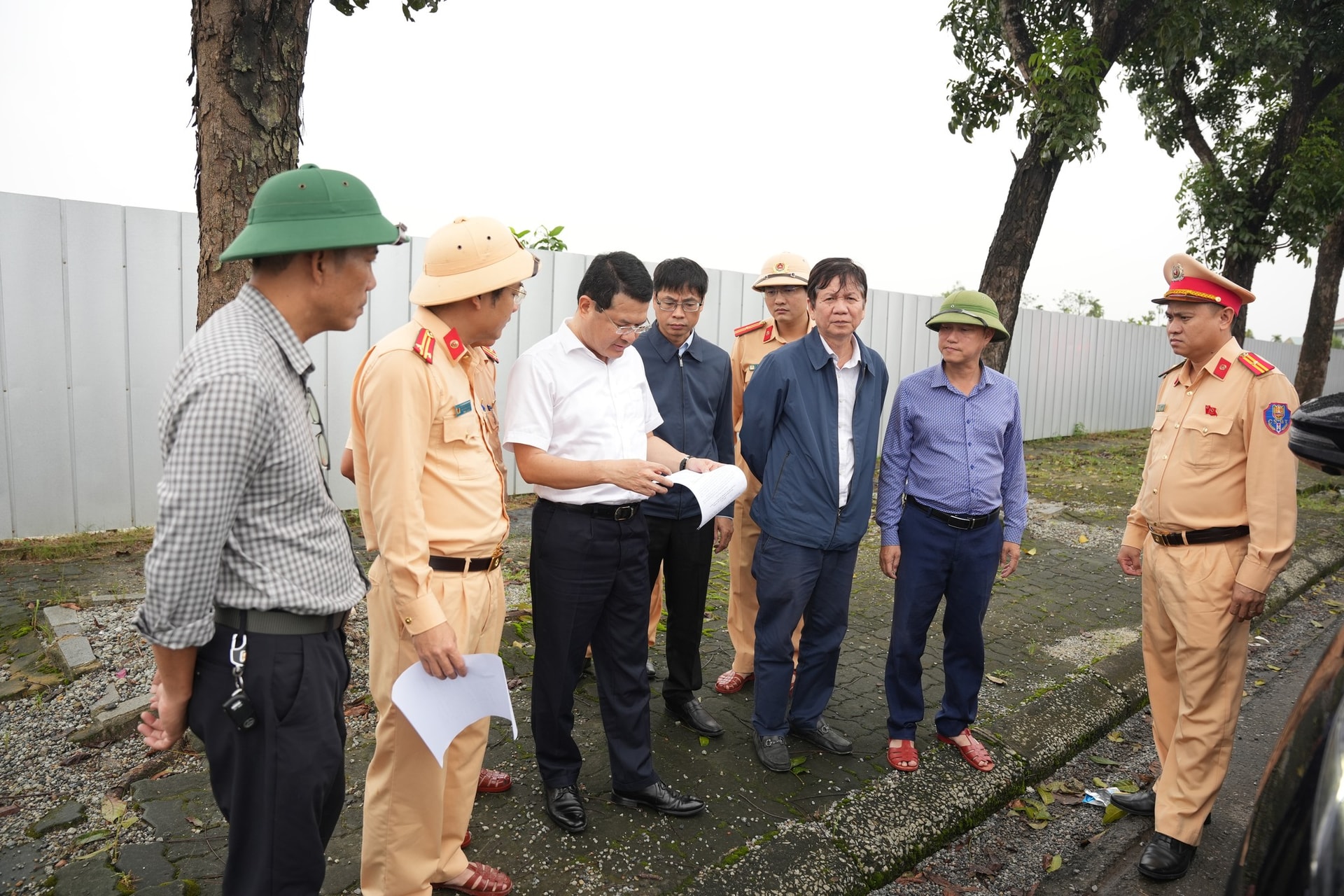 'Ổ gà, ổ voi' chi chít trên Quốc lộ 1 qua TP Huế sau mưa lũ - Ảnh 4.